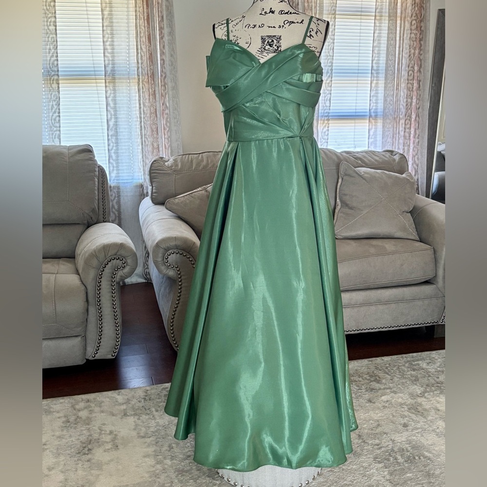 Prom Pageant Dress - Picture 2 of 9